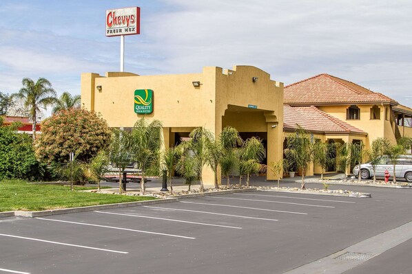 A hotel with a sign for Chevys Fresh Mexx and a Quality Inn & Suites sign.