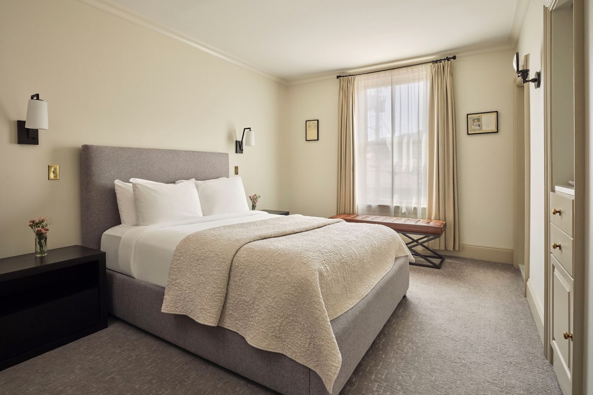 Deluxe Room | Frette Italian sheets, hypo-allergenic bedding, down comforters