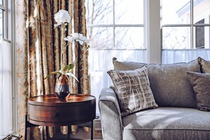 Suite | Frette Italian sheets, hypo-allergenic bedding, down comforters - Hotel Fauchere (Milford)