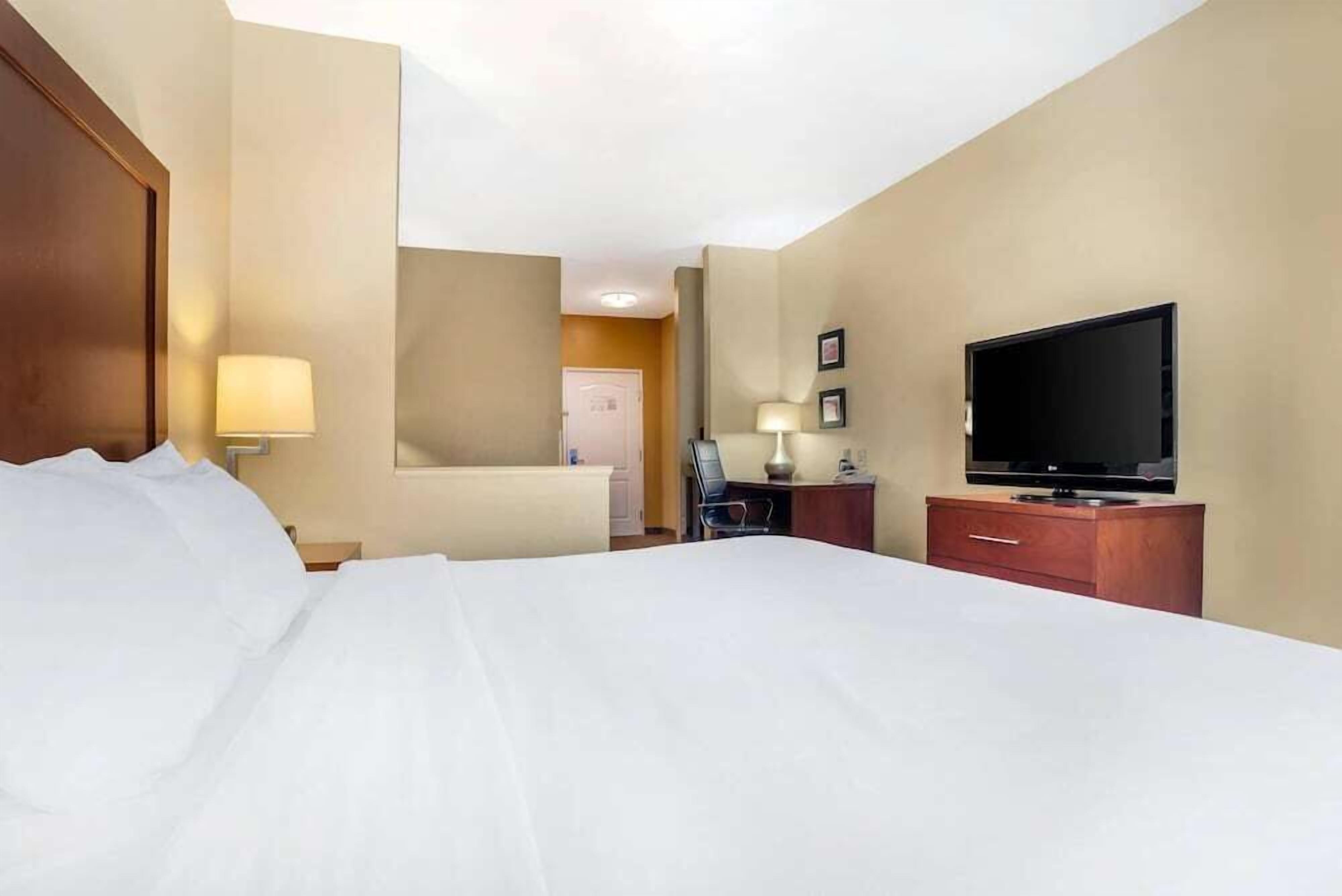 Desk, blackout drapes, iron/ironing board, free WiFi