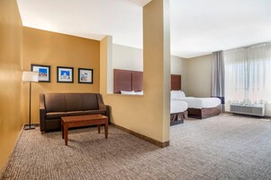 Escritorio, cortinas blackout y tabla de planchar con plancha