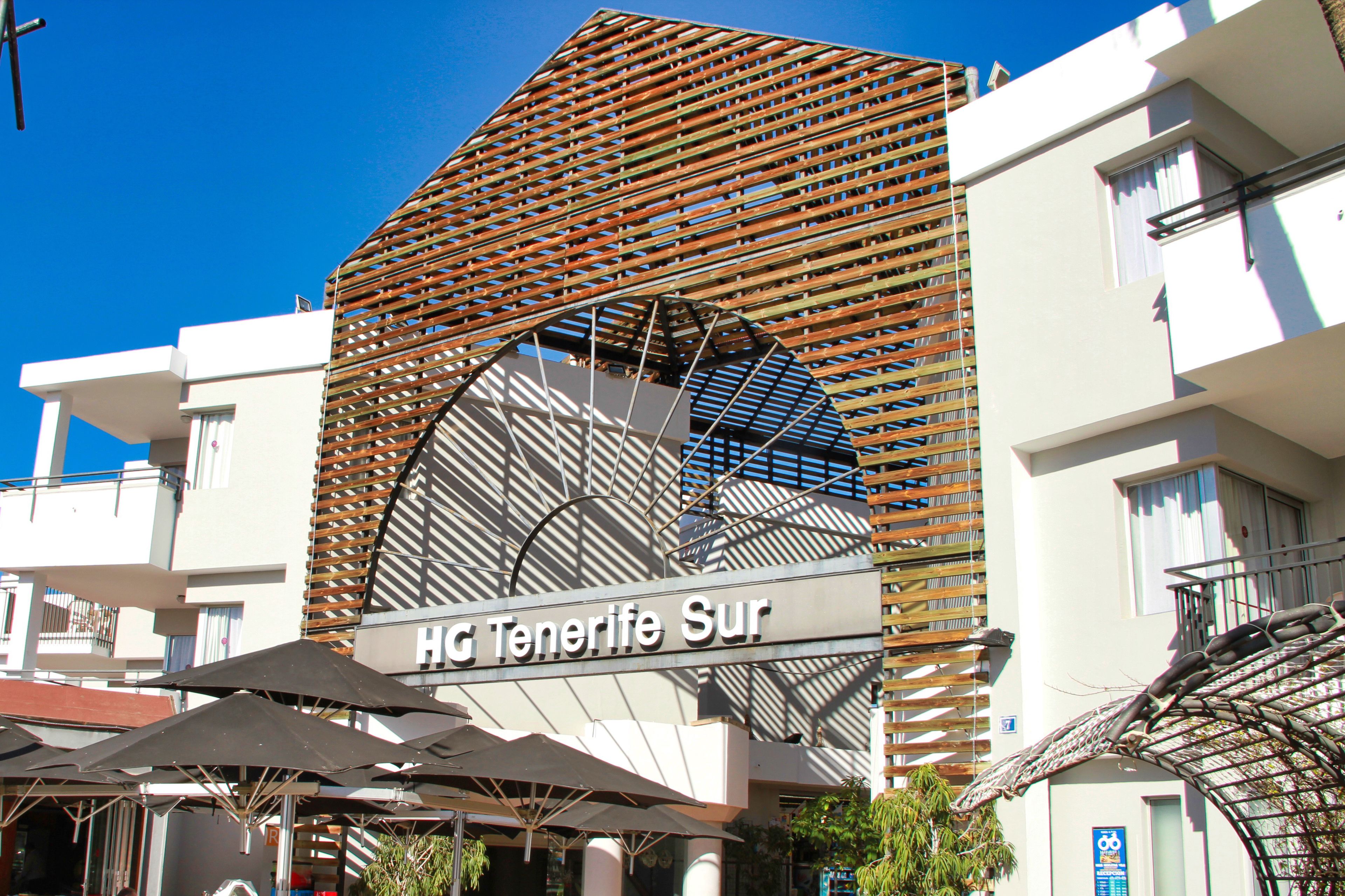 Ein Hotel mit einer markanten Fassade aus Lamellen und einem Schild mit der Aufschrift "HG Tenerife Sur".