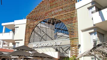 Ein Hotel mit einer markanten Fassade aus Lamellen und einem Schild mit der Aufschrift "HG Tenerife Sur".