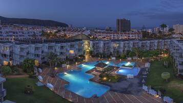 2 udendørs pools, parasoller