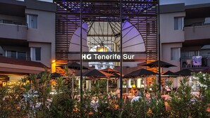 A hotel entrance with a modern design, featuring a prominent sign reading "HG Tenerife Sur." - Apartamentos HG Tenerife Sur (Arona)