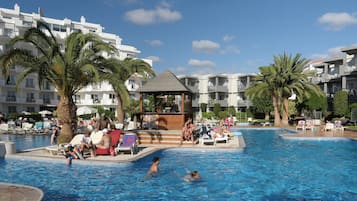 2 buitenzwembaden, parasols voor strand/zwembad