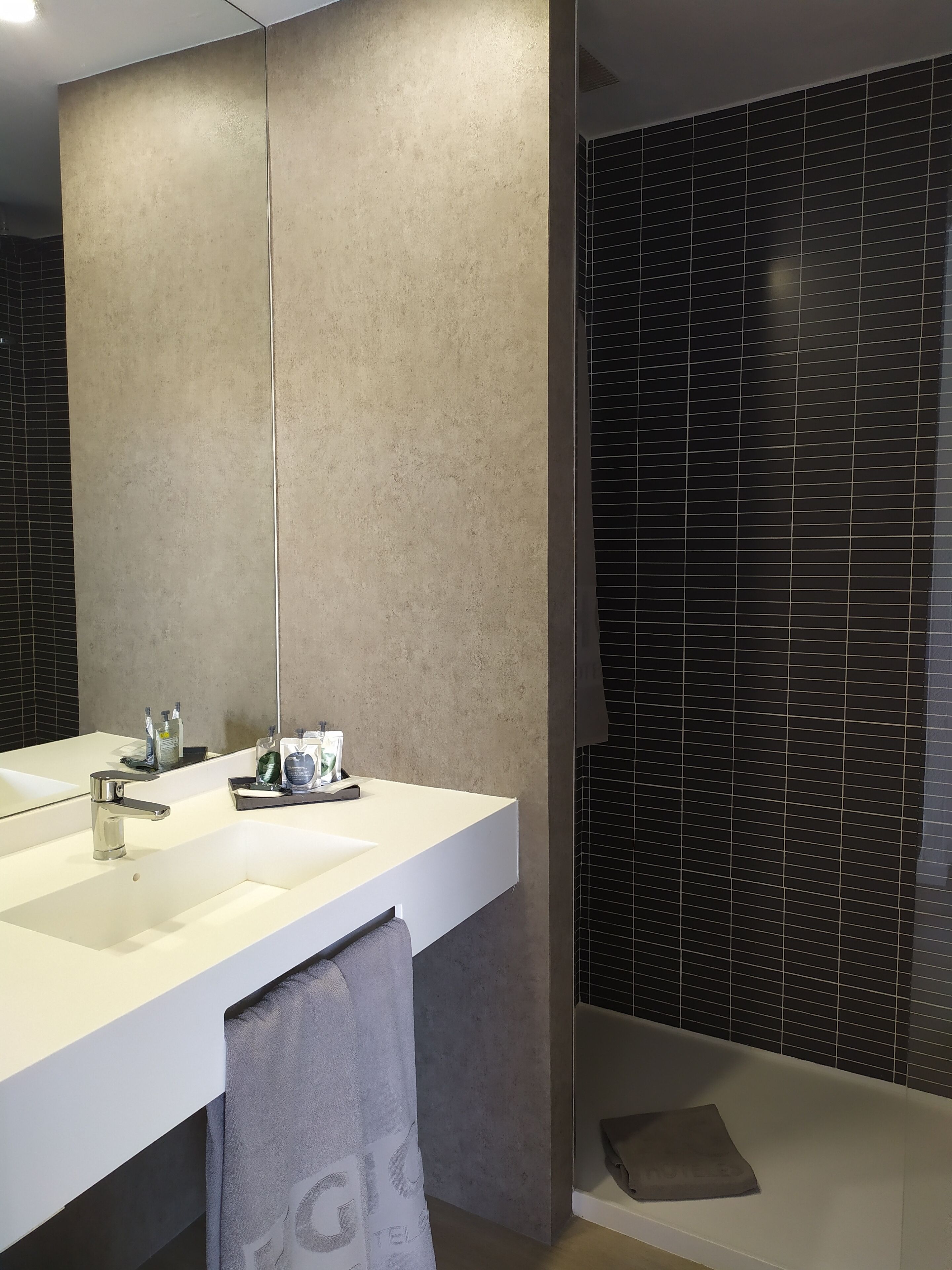 Secador de pelo, bidet, toallas