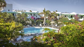 3 piscines extérieures, parasols de plage, chaises longues