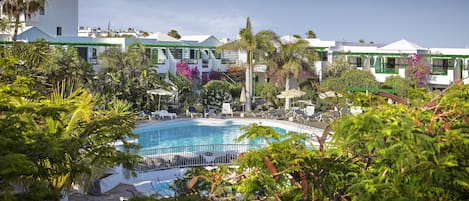 3 piscines extérieures, parasols de plage, chaises longues