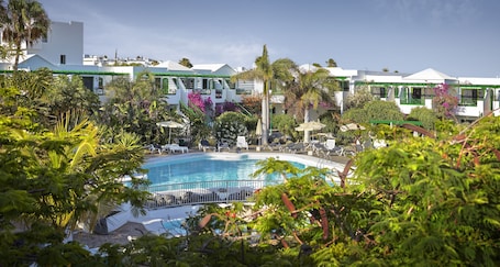 3 outdoor pools, pool umbrellas, sun loungers