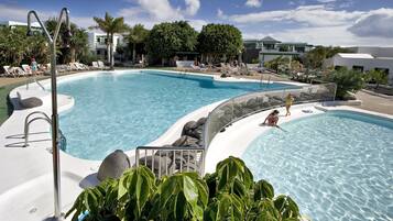 3 Außenpools, Sonnenschirme, Liegestühle