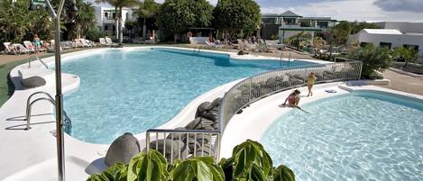 3 Außenpools, Sonnenschirme, Liegestühle