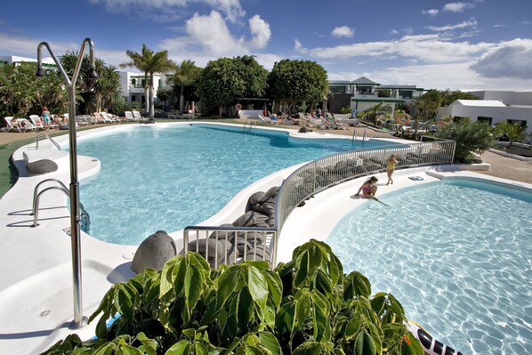 3 hồ bơi ngoài trời, dù/ô trên bãi biển/hồ bơi, ghế dài tắm nắng