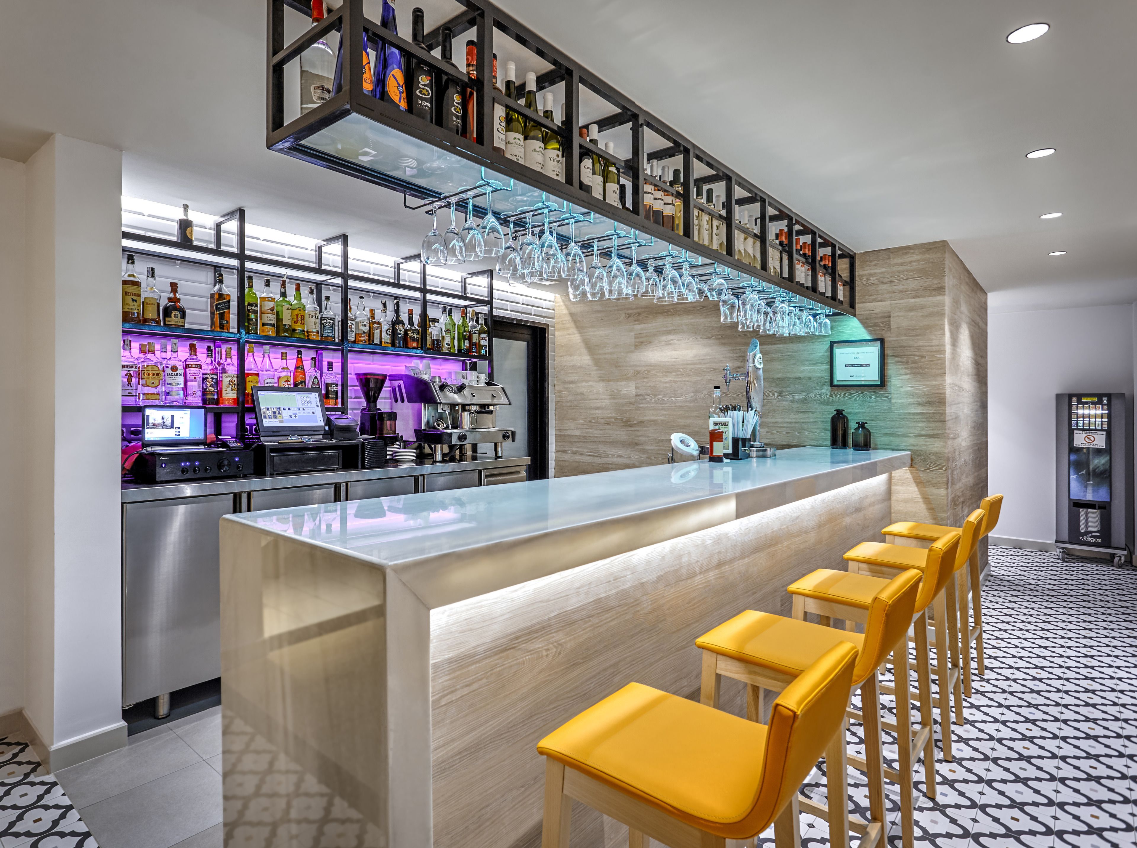 Bar met dakterras, uitzicht op het zwembad, dagelijks geopend