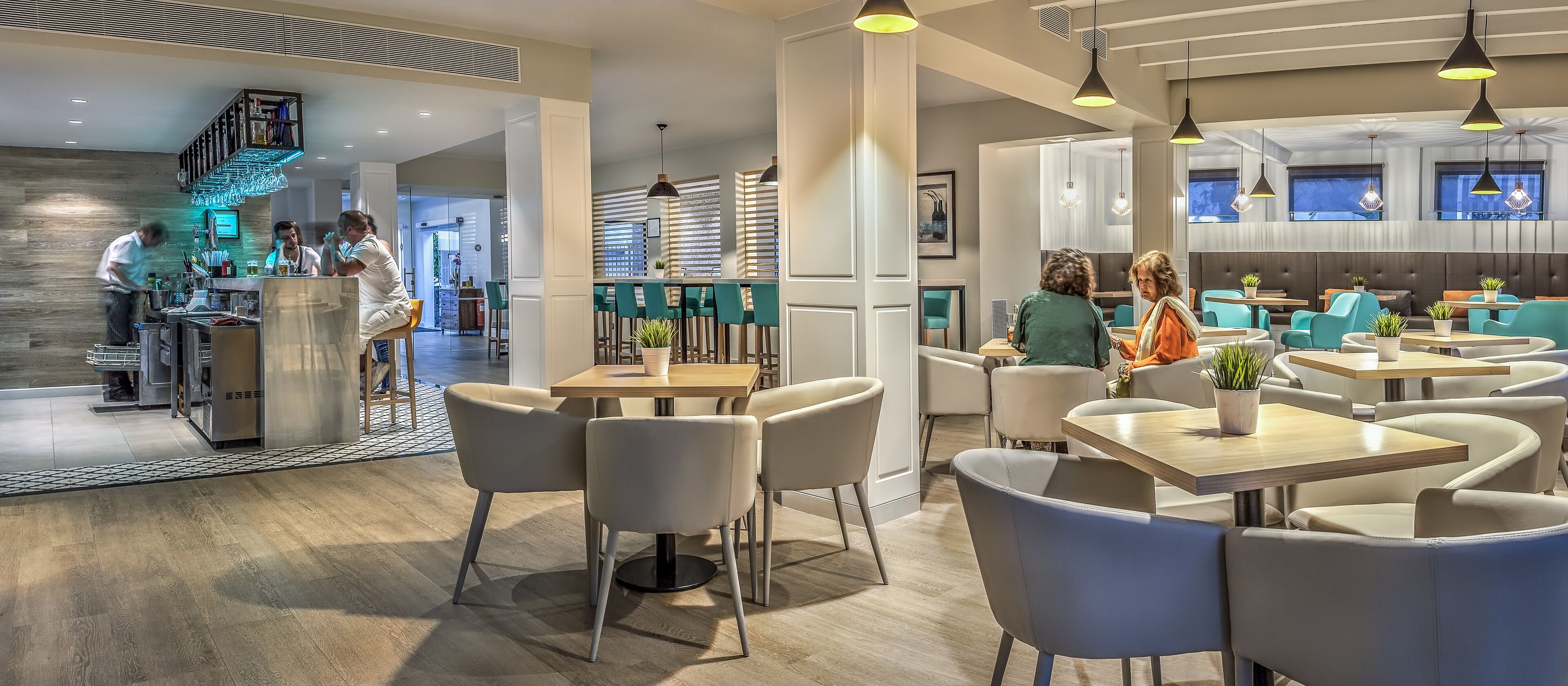 Desayuno buffet diario (EUR 7 por persona)