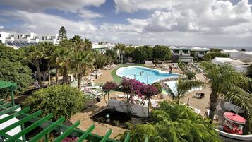 3 buitenzwembaden, parasols bij het zwembad en ligstoelen