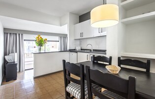 1 dormitorio, escritorio, cortinas opacas