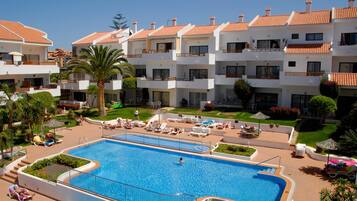 2 buitenzwembaden, parasols bij het zwembad en ligstoelen