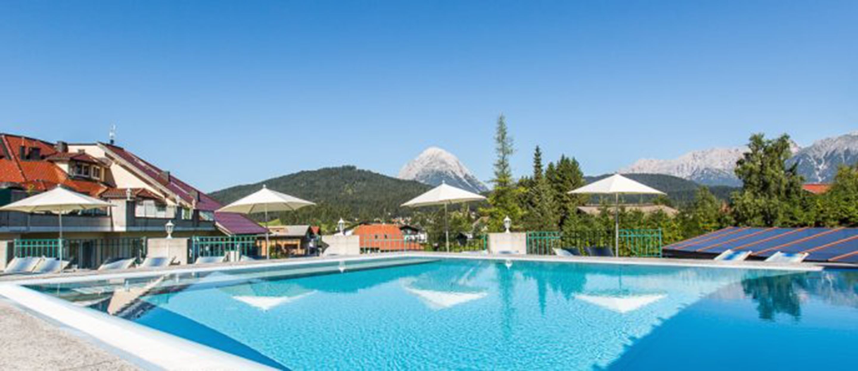 실내 수영장, 야외 수영장, 07:30 ~ 19:00 오픈, 일광욕 의자