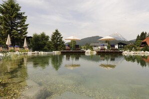 Piscine couverte, piscine extérieure, chaises longues