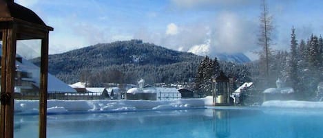 Piscine couverte, piscine extérieure, chaises longues