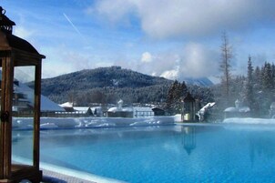 Una piscina techada, una piscina al aire libre
