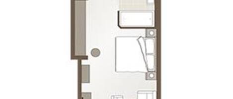 Een plattegrond van een hotelkamer met een badkamer, een kitchenette, een zithoek en een klein balkon.