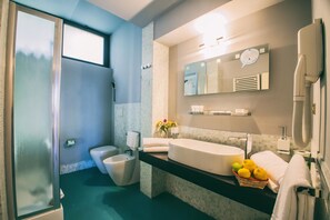 Salle de bain | Douche, articles de toilette (gratuits), séchoir à cheveux, bidet