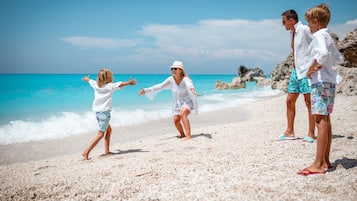 Ranta lähistöllä, valkoista hiekkaa