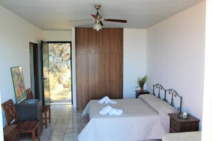 Literie hypoallergénique, couette en duvet, minibar, coffre-fort