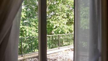 Escritorio, wifi gratis y acceso para silla de ruedas