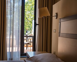Desk, free WiFi, wheelchair access