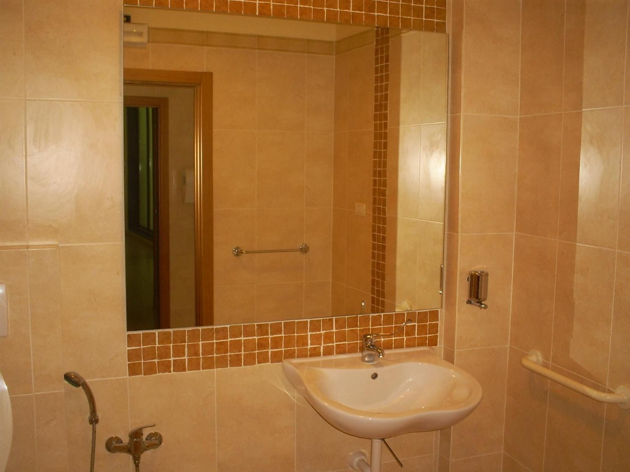 shower, free toiletries, hair dryer, bidet