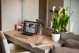 Cubrecamas, minibar y caja de seguridad en la habitación 