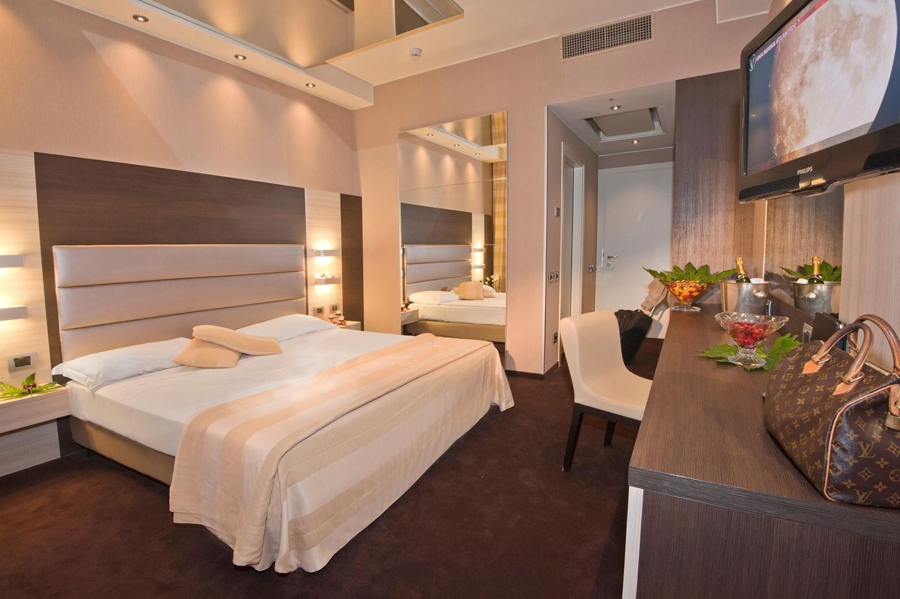 Edredón, minibar y caja de seguridad en la habitación 