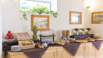 TĂ€gliches inbegriffenes FrĂŒhstĂŒcksbuffet