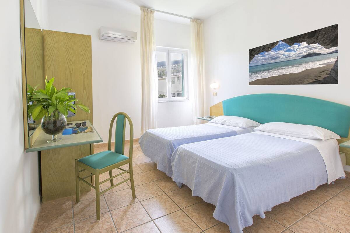 Minibar, in-room safe, desk, WiFi (free)