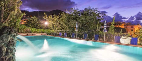 2 piscines extérieures, parasols de plage, chaises longues