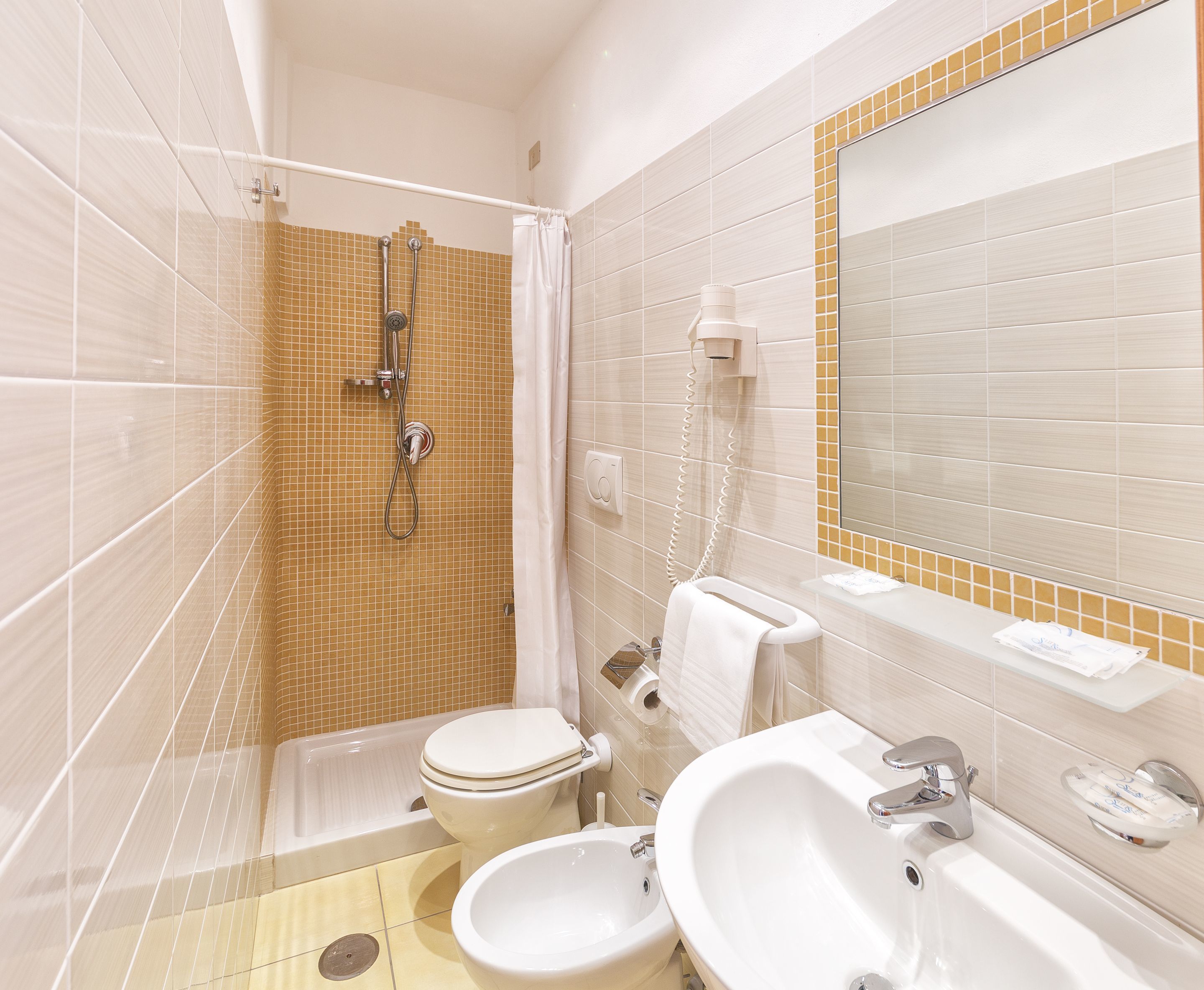 economy triple room | bathroom | shower, free toiletries, hair dryer, bidet