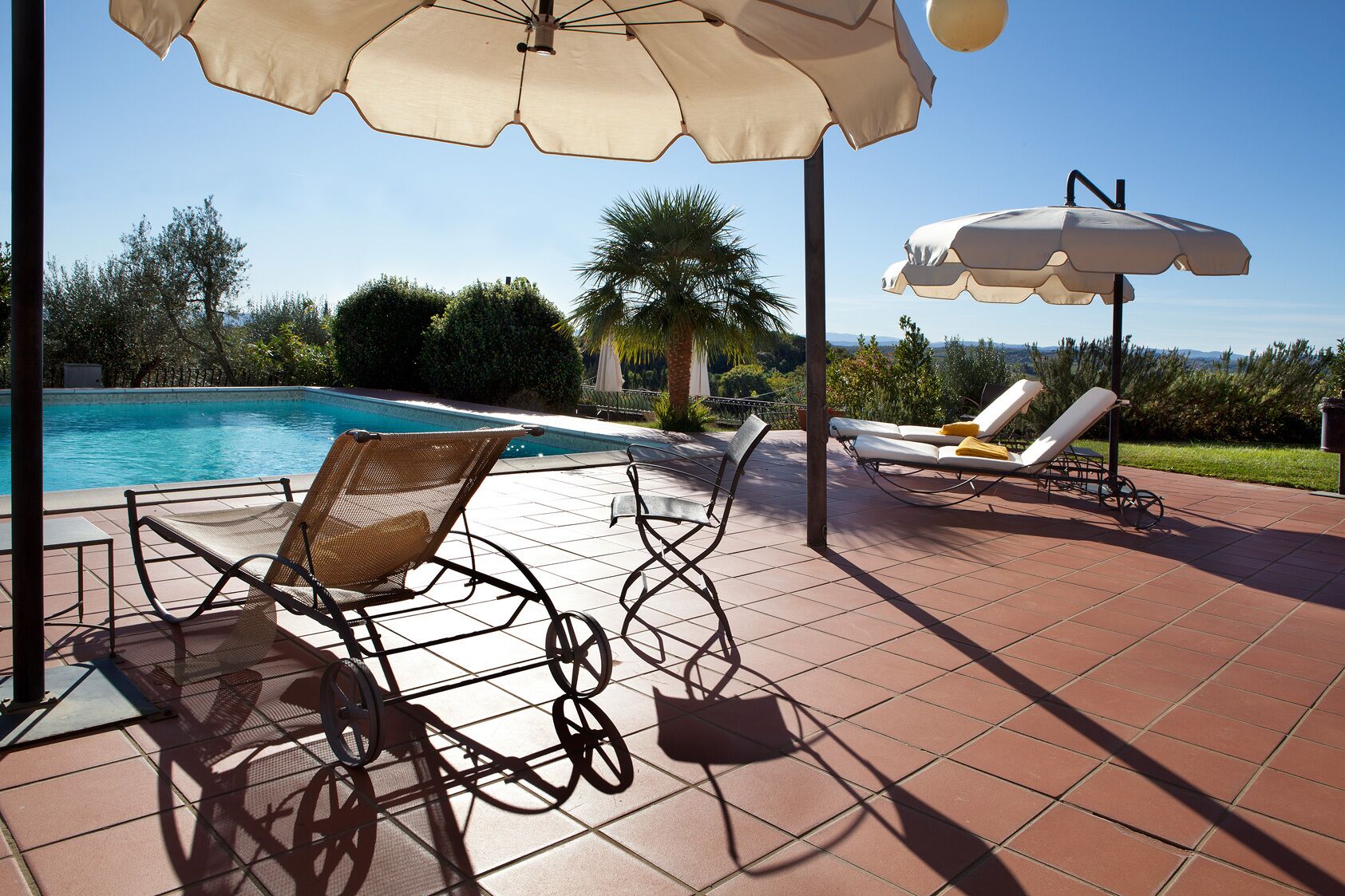 屋外プール、プール パラソル、サンラウンジャー