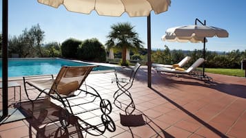 Outdoor pool, pool umbrellas, sun loungers