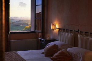 Ropa de cama de alta calidad y minibar 