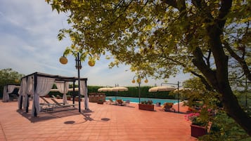 Piscine extérieure, parasols de plage, chaises longues