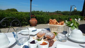 Free daily cooked-to-order breakfast