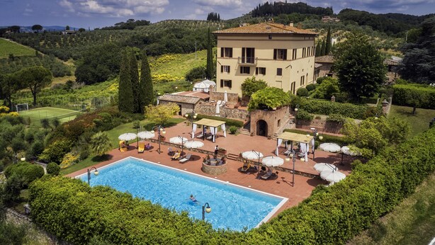 A villa with a swimming pool, outdoor seating, and a tennis court. - Villa Curina Resort (Castelnuovo Berardenga)