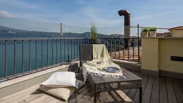 Penthouse, 2 Schlafzimmer, Terrasse, Seeblick | Terrasse/Patio