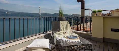 Penthouse, 2 Schlafzimmer, Terrasse, Seeblick | Terrasse/Patio