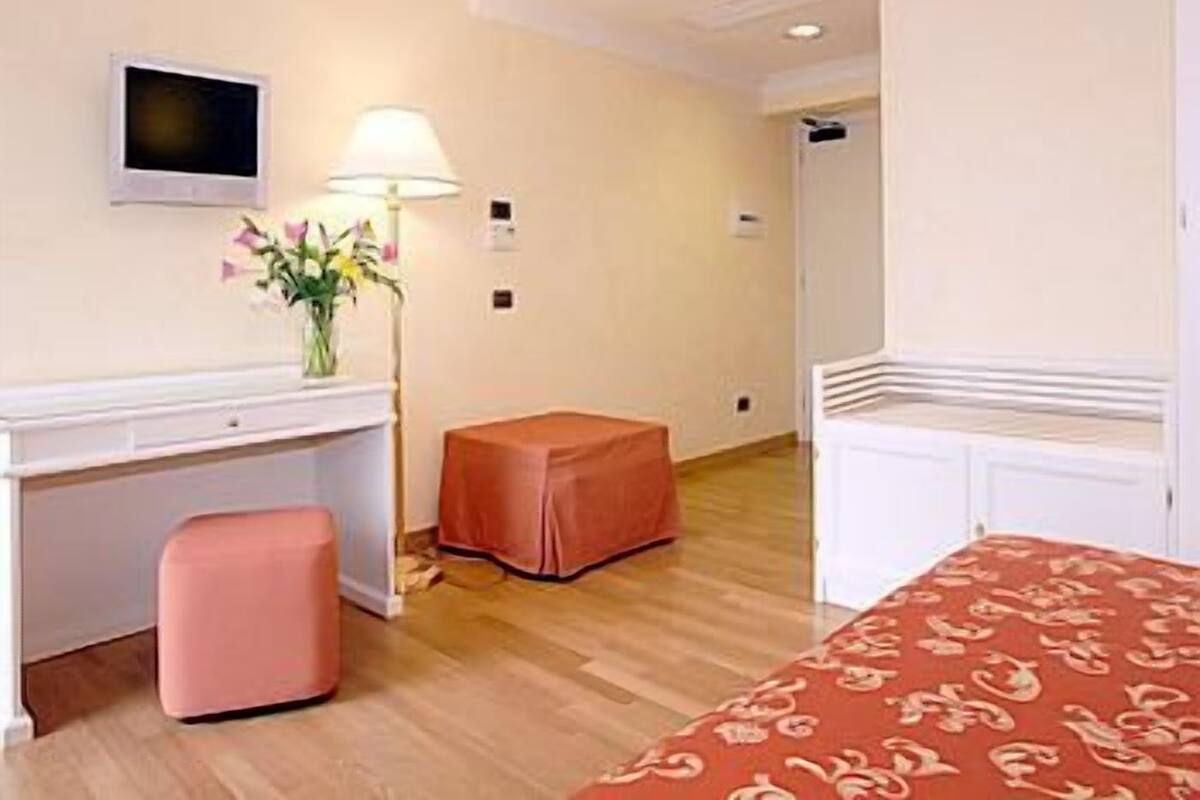 Caja de seguridad en la habitación, wifi gratis y ropa de cama