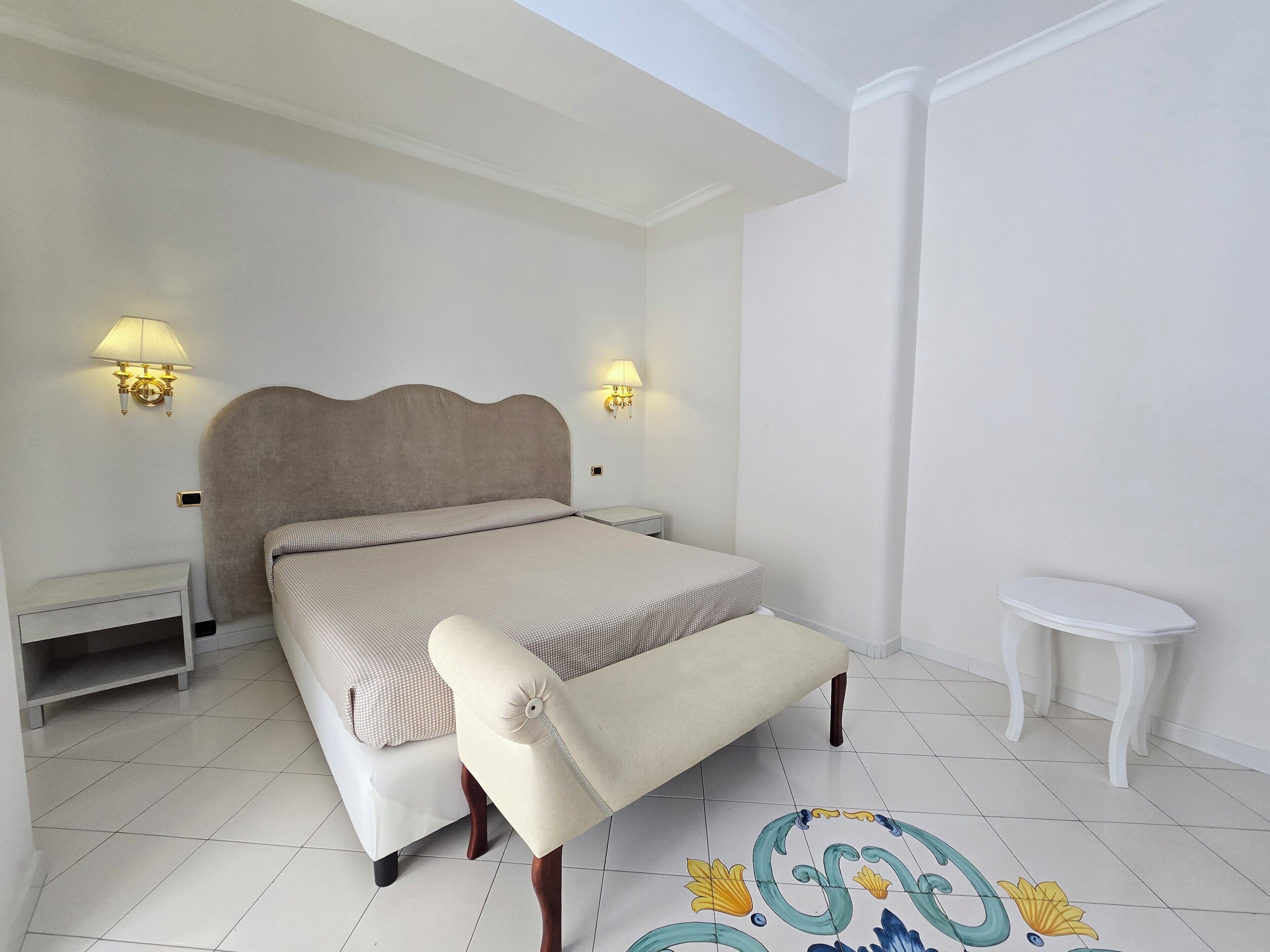 Habitación doble estándar | Ropa de cama de alta calidad, edredón y minibar 