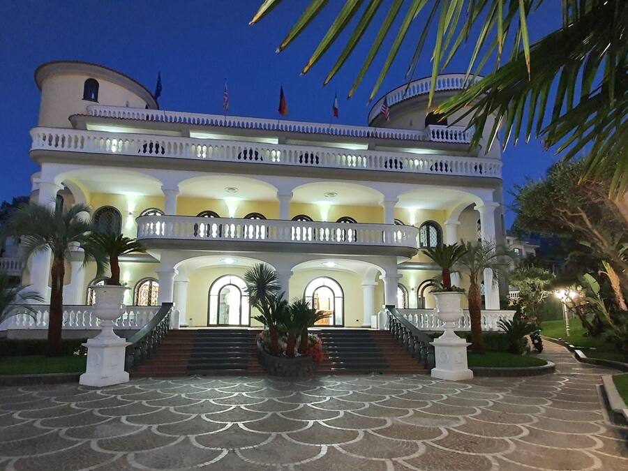 Fachada da propriedade à noite
